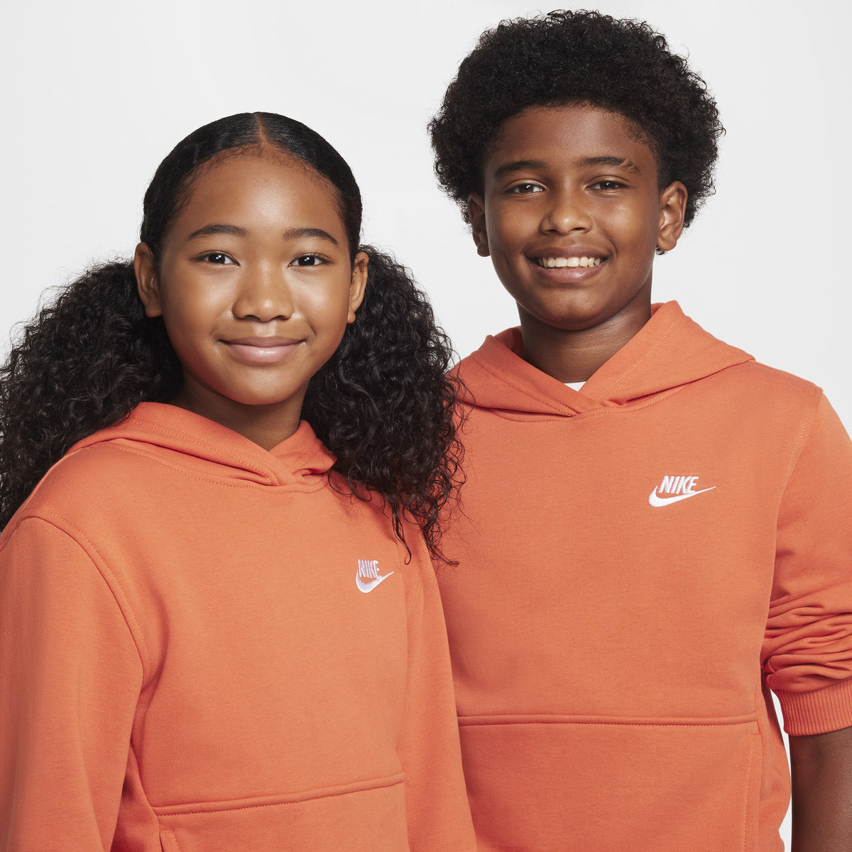 Nike boys Club Fleece Hoodie - Vtgcrl/Whi, 
 M