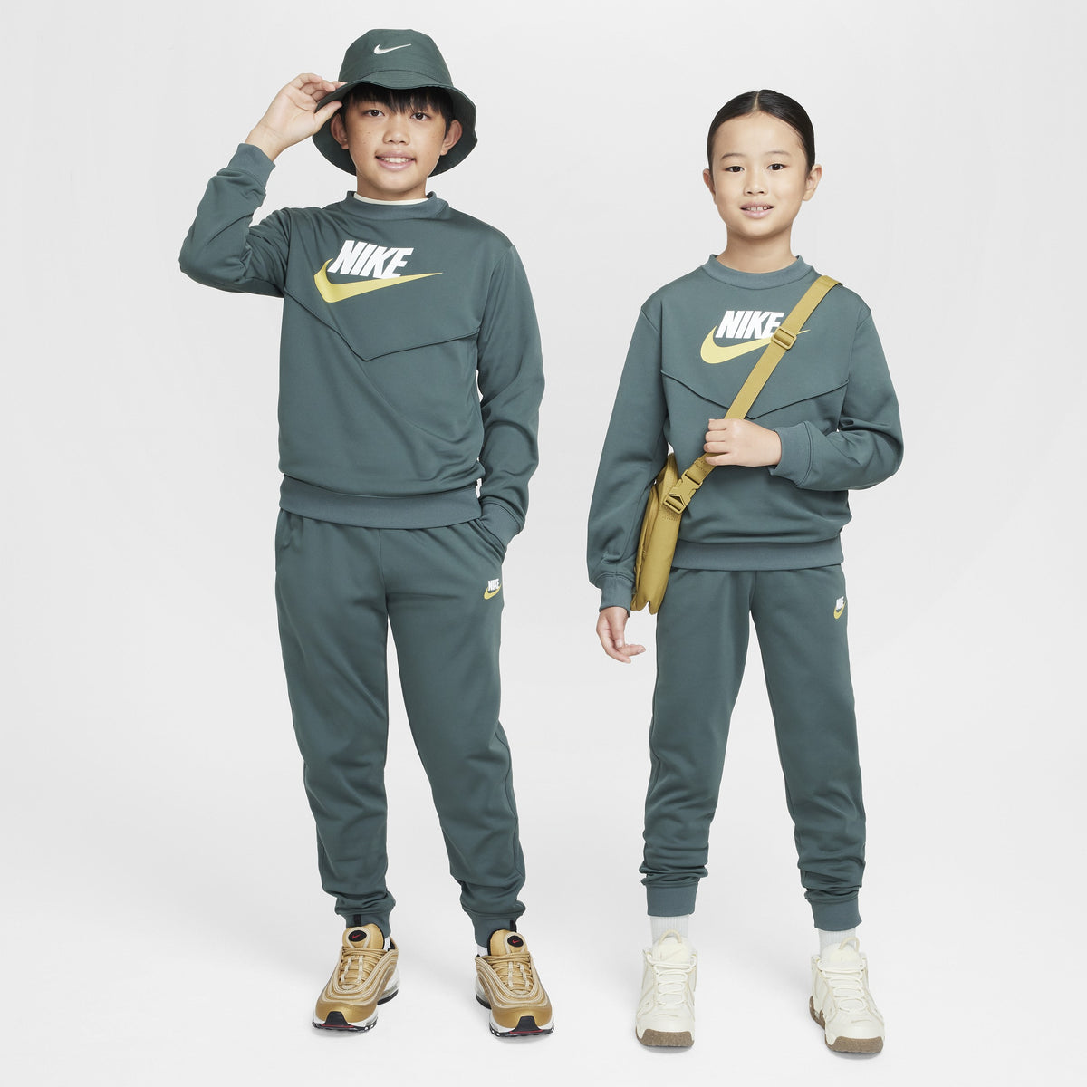 Nike Sportswear pants Big Kids Size M (10/12) - Boys